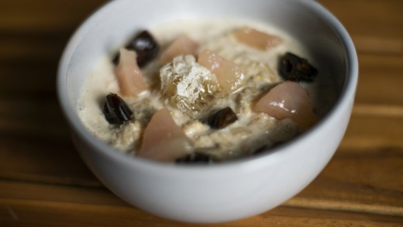Porridge with oat milk, fruit, dates and honeycomb.
