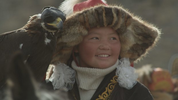 Aisholpan is a 13-year-old Kazakh girl in western Mongolia who learns the ancient art of eagle hunting from her father Nurgaiv.