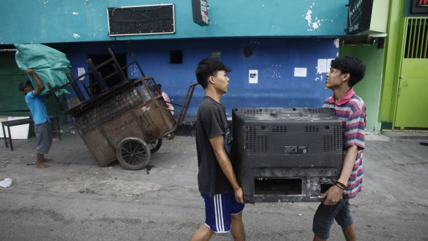 Kalijodo residents move their belongings in response to the eviction order.