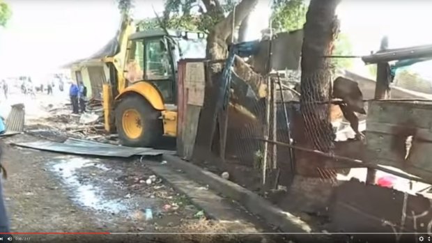 Bulldozers demolishing the shanty town at Paga Hill, Port Moresby, from the documentary <em>The Opposition</em>.