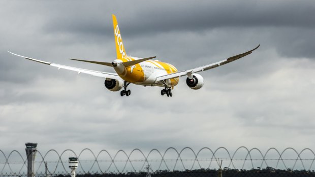 Scoot's inaugural flight from Singapore to Melbourne arrived at Melbourne Airport on Sunday.