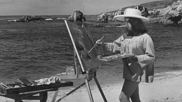 Elizabeth Taylor plays a freewheeling artist in The Sandpiper.