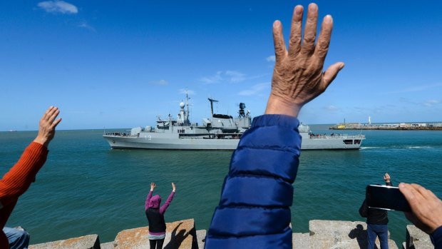 People farewell an Argentine destroyer as it leaves Mar del Plata to join the search for the missing submarine.