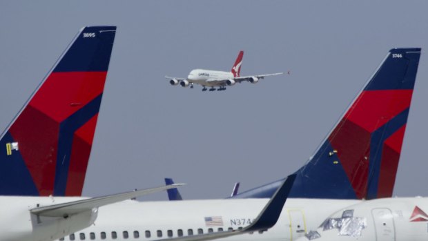 澳航空客A380准备降落在加州南部物流维克多维尔机场。