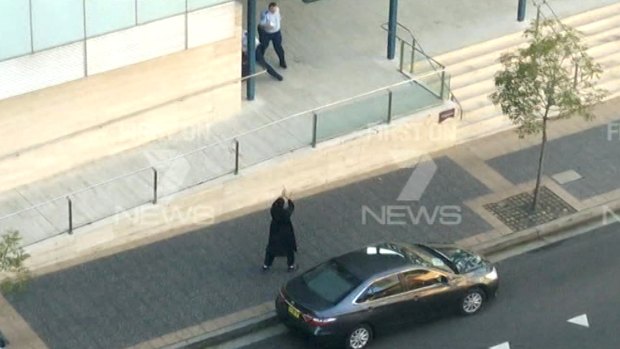 Farhad Jabar points his gun at a police officer.