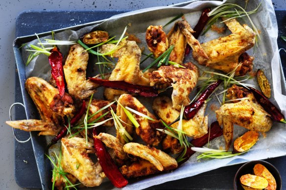 Steamed and deep-fried chicken wings.