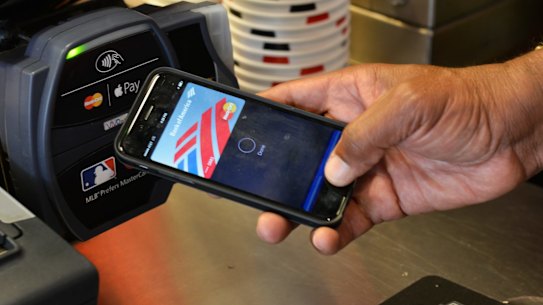Retailers are supporting several banks' push for collective negotiation over Apple's digital wallet.