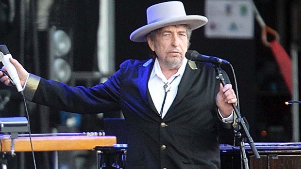 Bob Dylan describes winning the Nobel Prize for literature as "amazing".