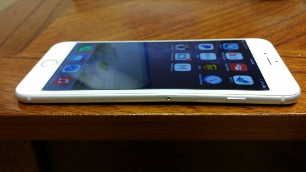 iBoost621 posted this picture of an iPhone 6 Plus with a kink in it.