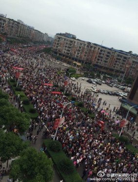 Thousands of Linshui residents marched on Saturday to protest a regional high-speed rail link bypassing their region.