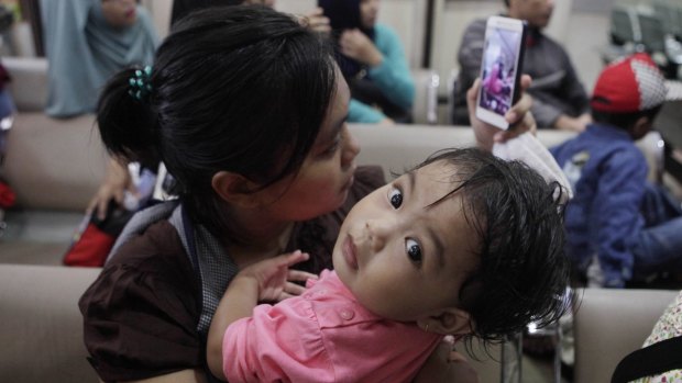 Ria attends Harapan Bunda hospital in Jakarta with her child to ask for information related to the use of counterfeit vaccines at the hospital.