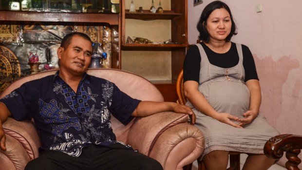 Traffic police officer Suhadi and his pregnant wife, Sri Rejeki.