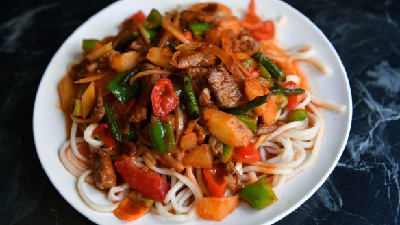 Oy lagmeni (hand-pulled noodles with lamb).