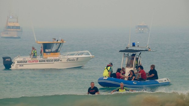 Mandurah boating volunteers have come to the rescue of Preston Beach holiday-makers.