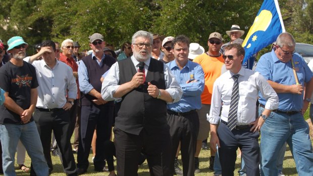 Kim Carr rallies with steel workers in Whyalla.