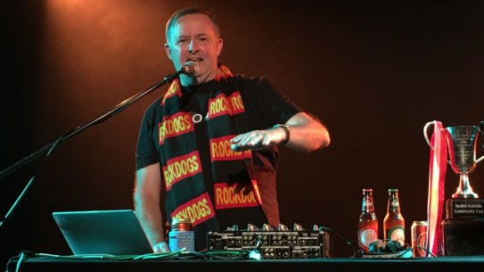 Labor MP Anthony Albanese showed off some impressive DJ skills during his Melbourne gig.