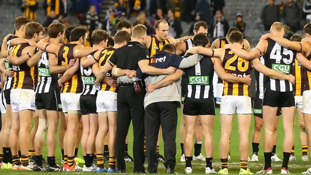 Hawthorn and Collingwood take a moment to honour Phil Walsh.