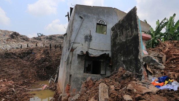 The death toll in the catastrophic collapse of a garbage dump in Sri Lanka has risen to 28.