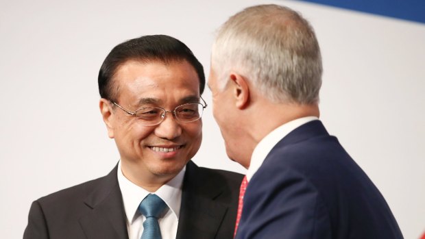 Premier Li Keqiang greets Prime Minister Malcolm Turnbull at the Australia China Economic and Trade Cooperation Forum in Sydney.
