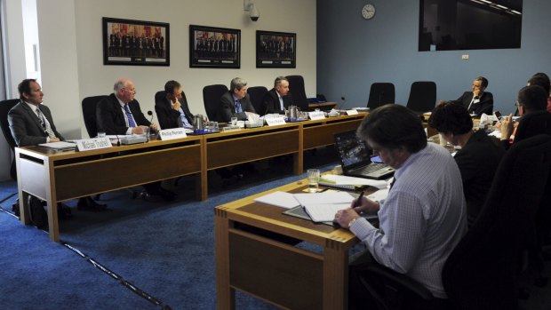 The Inquiry into the proposed Appropriation (Loose-fill Asbestos Insulation Eradication) Bill 2014-15. Minister for Territory and Municipal Services, Shane
Rattenbury, centre, faces questions along with other personnel.