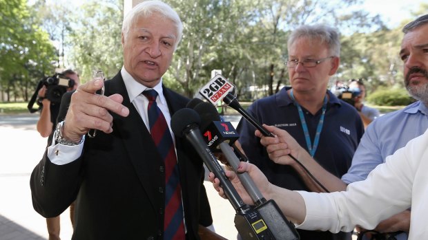 Independent MP Bob Katter plans to introduce legislation calling for a commission of inquiry into the banking industry. 
