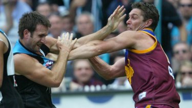 Alastair Lynch (right) tangles with Port Adelaide's Darryl Wakelin during the 2004 grand final.