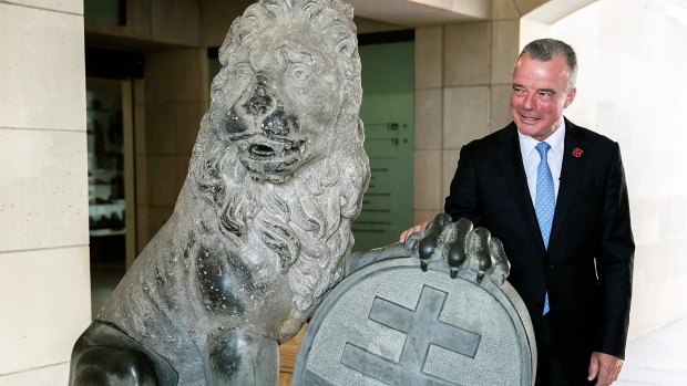 Brendan Nelson inspects a Menin Gate lion prior to its relocation from Canberra. 