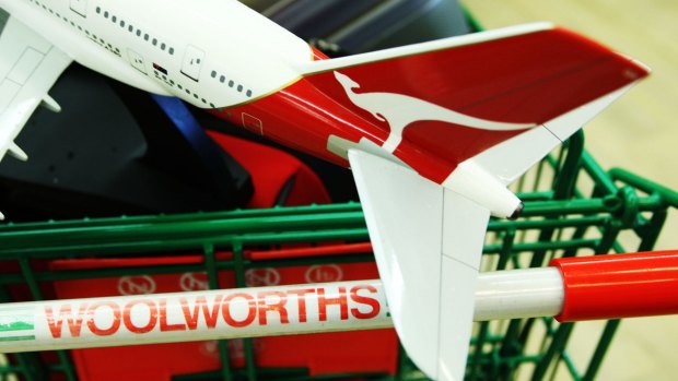 Woolworths is scrapping Qantas frequent flyer points in favour of cash back on grocery and liquor bills.