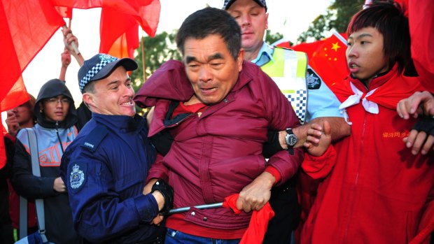 There were clashes as thousands of Chinese people and hundreds of Tibetans watched the 2008 Olympic torch relay in Canberra. 