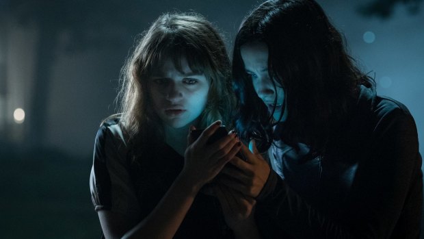 Joey King (Wren) and Julia Goldani-Telles (Hallie) in Slender Man.