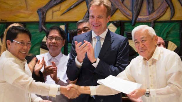 Jesus Dureza, representing the government of the Philippines, Norwegian Minister of Foreign Affairs Boerge Brende and Luis Jalandoni, representating the National Democratic Front of the Philippines, after signing the accord.