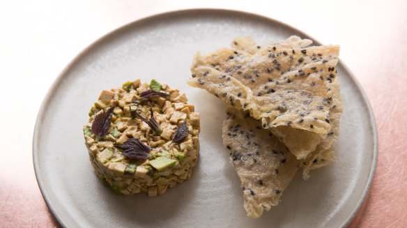 Tofu tartare with rice crackers.