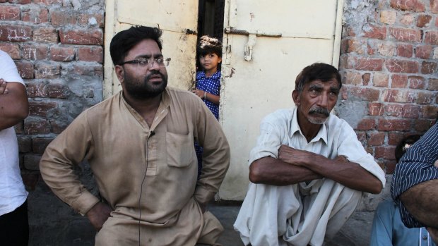 Neighbours of Mubeen Rajhu, who killed his sister Tasleem, talk about the murder in Lahore.