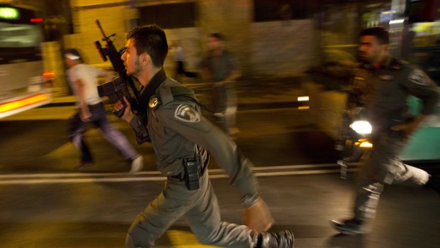 Israeli policemen look for a stabbing suspect in Jerusalem earlier this week.