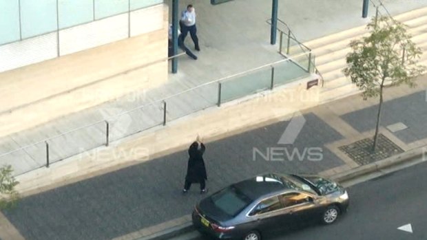 Farhad Jabar points his gun at a police officer.