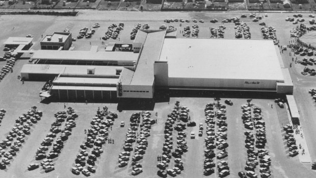 The centre had 26 stores, 700 car parking spaces, 15,000 people in attendance and was set over 28 acres on opening day.