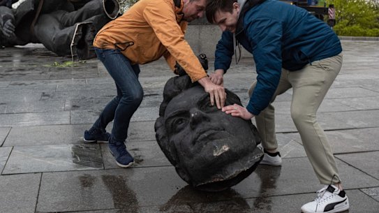 KYIV, UKRAINE - APRIL 26: Two men move a head from the The 'Friendship of Peoples' monument during its demolition on April 26, 2022 in Kyiv, Ukraine. Kyiv's Mayor Vitali Klitschko announced in a social media post that the 8-meter high statue of men holding a star-shaped emblem that says "Friendship of Peoples" and "USSR" would be removed from the city, and the metal arch overhead would be renamed. (Photo by Alexey Furman/Getty Images)