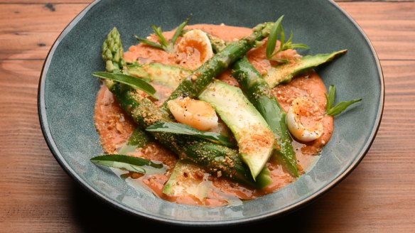 Asparagus with soft-boiled quail eggs and salmorejo.