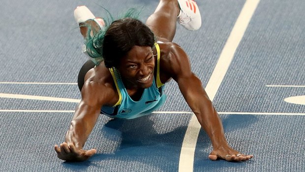 Shaunae Miller of the Bahamas dives over the finish line to win the gold medal in the women's 400m final.