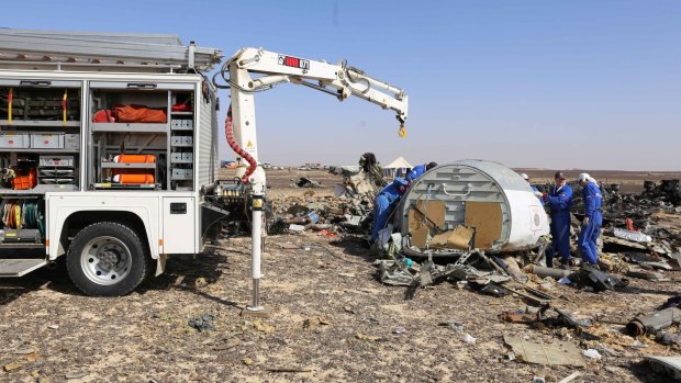 Russian Emergency Ministry experts at the crash site in Egypt.