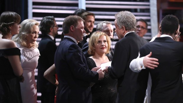 'Chaos': Faye Dunaway, from left, accountant Brian Cullinan, AMPAS staffer, and Warren Beatty discuss the result of best picture at the Oscars.