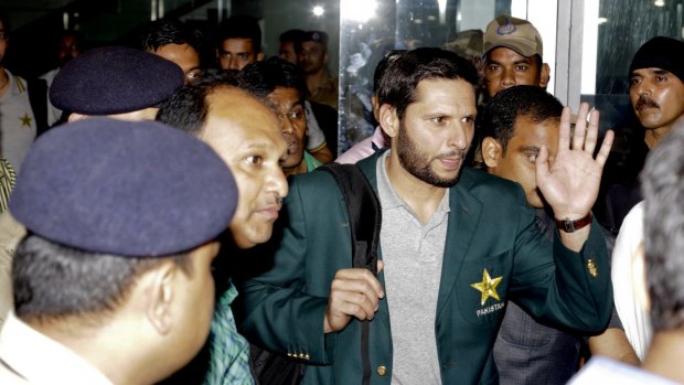Shahid Afridi acknowledges the crowd as he and the Pakistan team arrive in India.