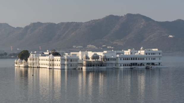 Lake Palace Hotel on Lake Pichola, Udaipur, Rajasthan.