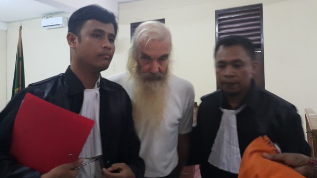 Robert Andrew Fiddes Ellis flanked by his lawyers Benny Hariyono (left) and Yanuar Nahak (right).