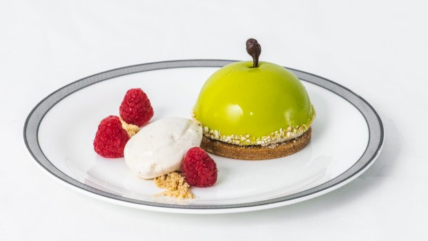 An Australian Granny Smith apple dome with cinnamon ice cream has been created for Singapore Airline's special Australian-influenced menu.
