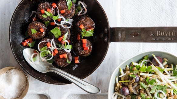 Fried blood sausage with beetroot and parsley.