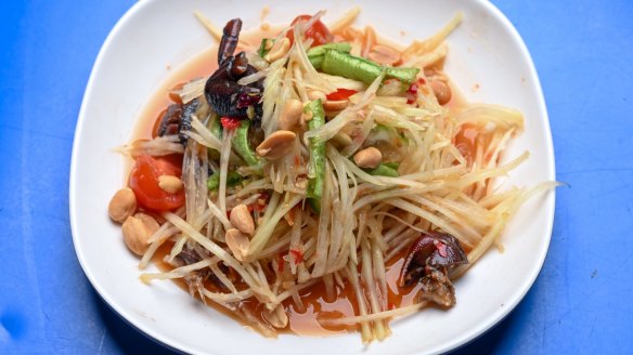 Tum pu (papaya salad with fermented crab).