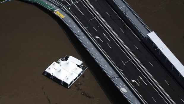 Drift floats down the Brisbane River in January 2011.