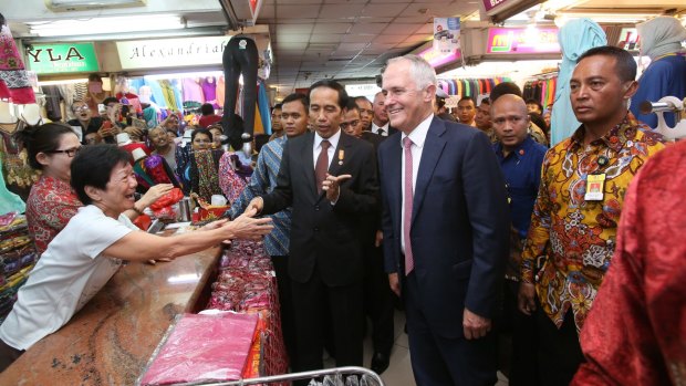 Malcolm Turnbull  and Joko Widodo meet traders at a Jakarta market.