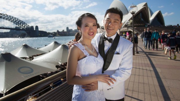 Juliana Wuisan and Hermawan took advantage of an auspicious date and a shining Sydney day to take their wedding photos.